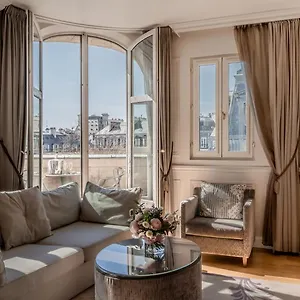 Отель La Clef Louvre By The Crest Collection